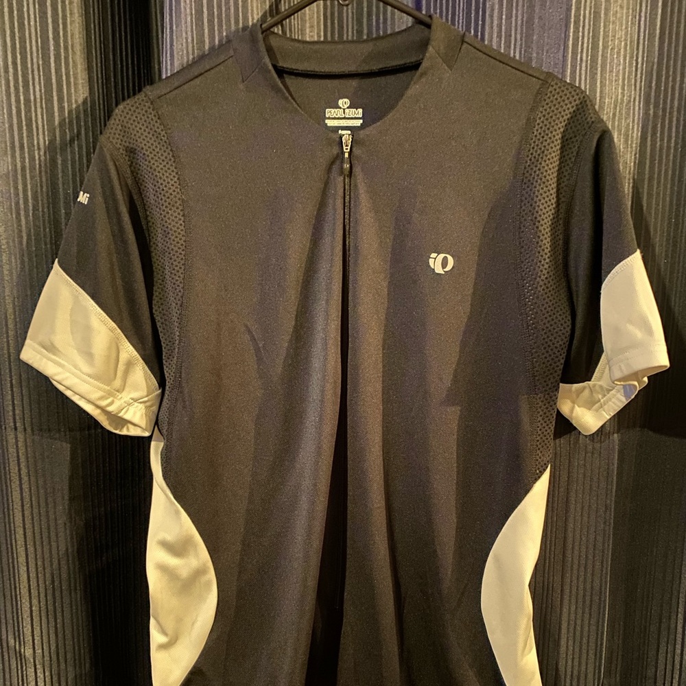 Pearl Izumi- Black/White Shirt, Pockets in back, Size: Large
